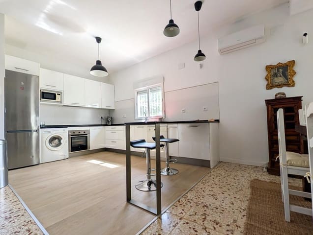 3 bedroom Villa for sale in Sanlúcar la Mayor - € 280,000 (Ref: 9897349)