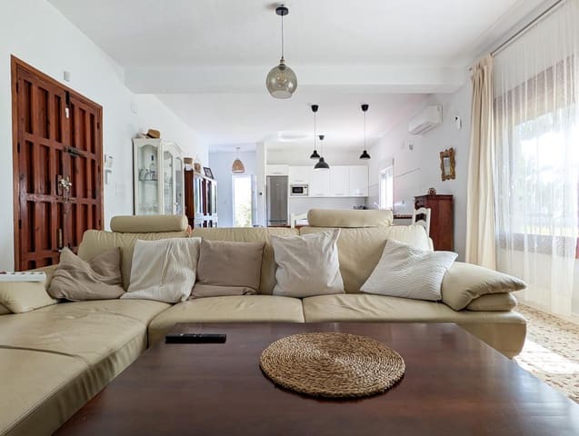 3 bedroom Villa for sale in Sanlúcar la Mayor - € 280,000 (Ref: 9897349)