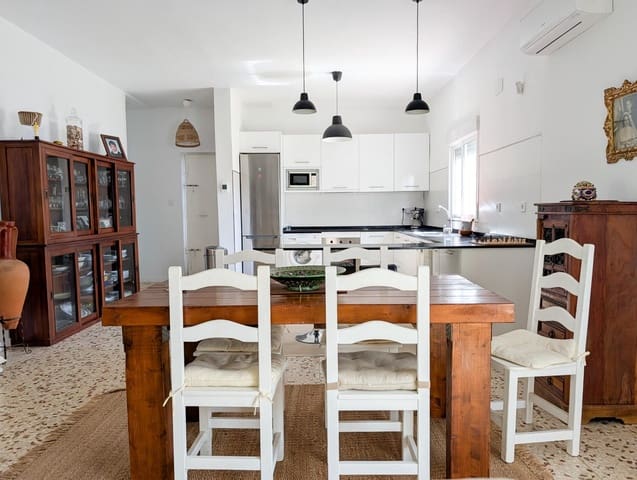 3 bedroom Villa for sale in Sanlúcar la Mayor - € 280,000 (Ref: 9897349)