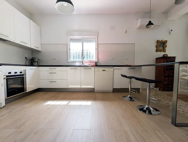 3 bedroom Villa for sale in Sanlúcar la Mayor - € 280,000 (Ref: 9897349)