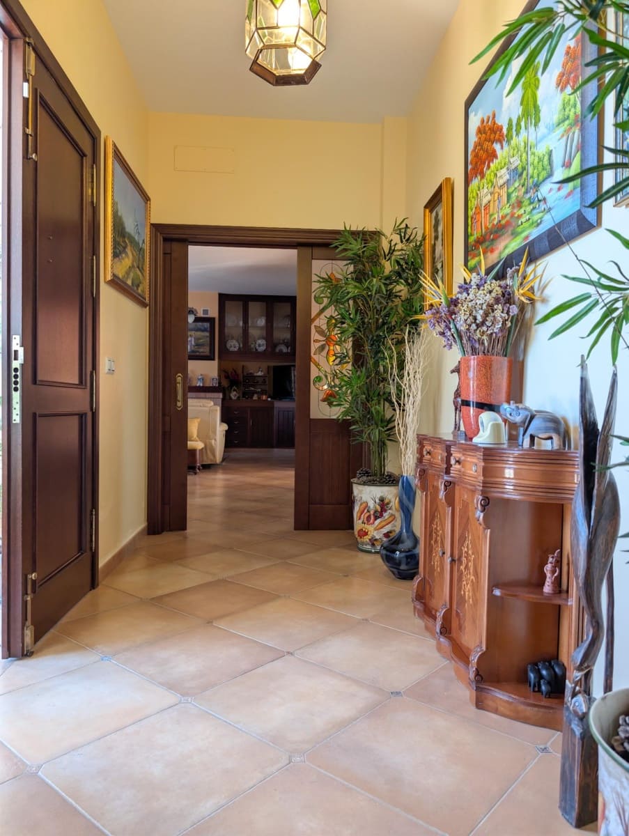 5 bedroom Villa for sale in Sanlucar la Mayor with pool garage - € 420,000 (Ref: 9897350)