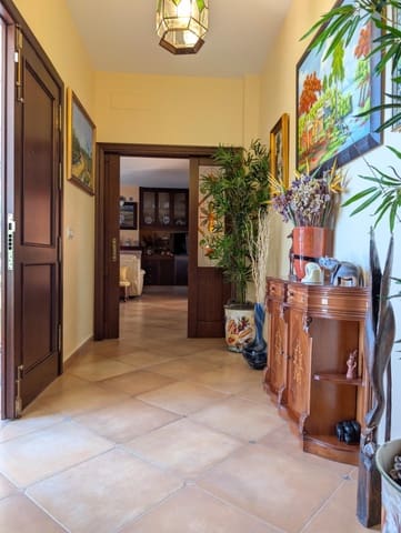 5 bedroom Villa for sale in Sanlúcar la Mayor with pool garage - € 420,000 (Ref: 9897350)
