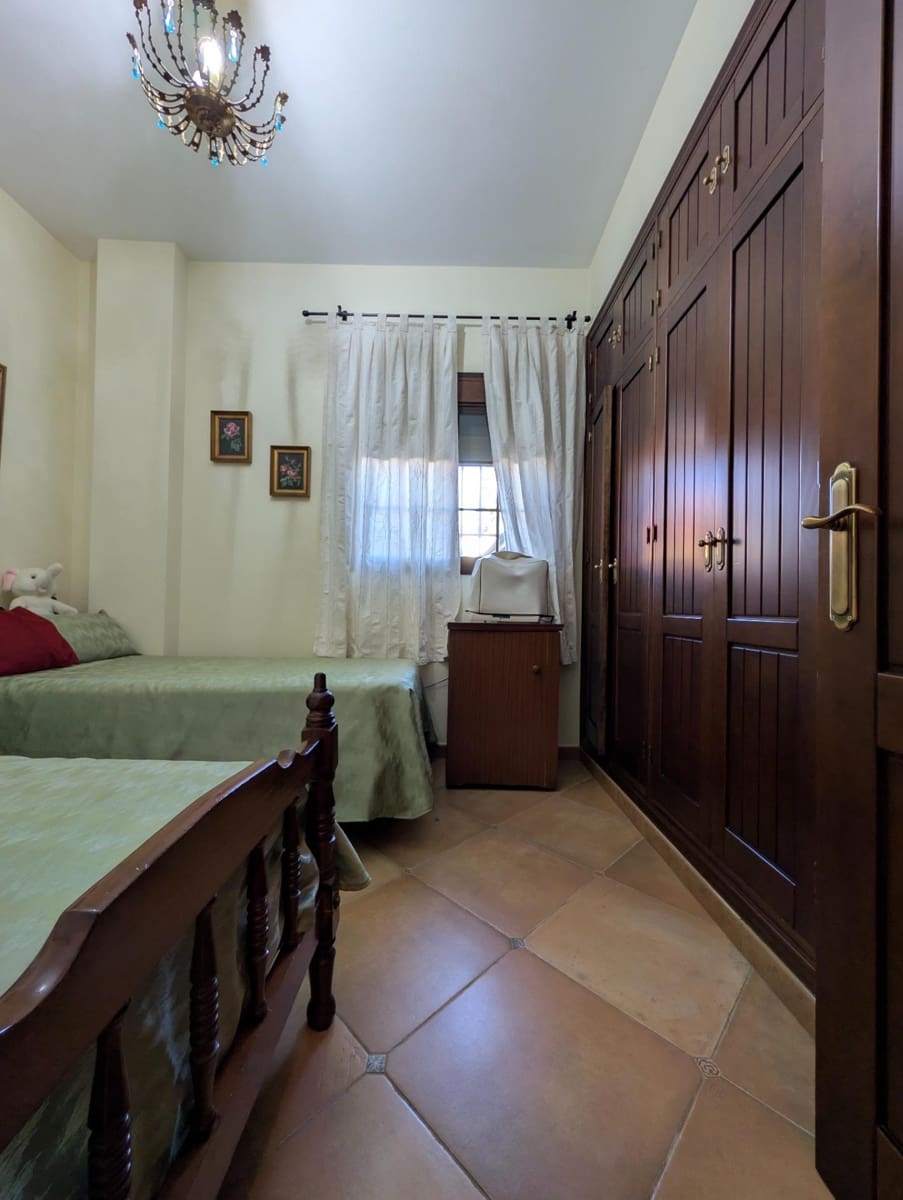 5 bedroom Villa for sale in Sanlucar la Mayor with pool garage - € 420,000 (Ref: 9897350)
