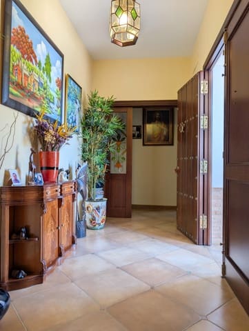5 bedroom Villa for sale in Sanlúcar la Mayor with pool garage - € 420,000 (Ref: 9897350)