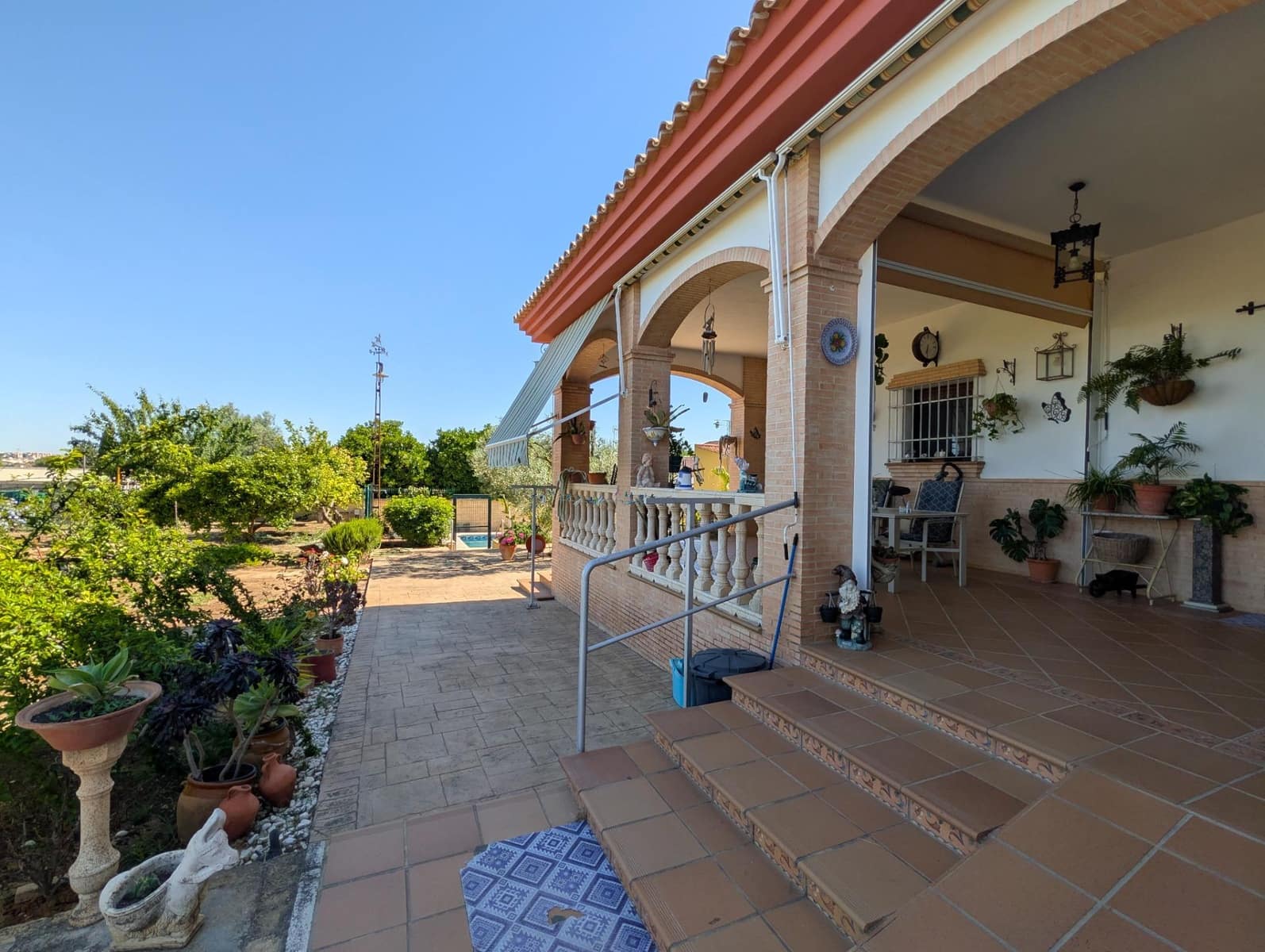 5 bedroom Villa for sale in Sanlucar la Mayor with pool garage - € 420,000 (Ref: 9897350)