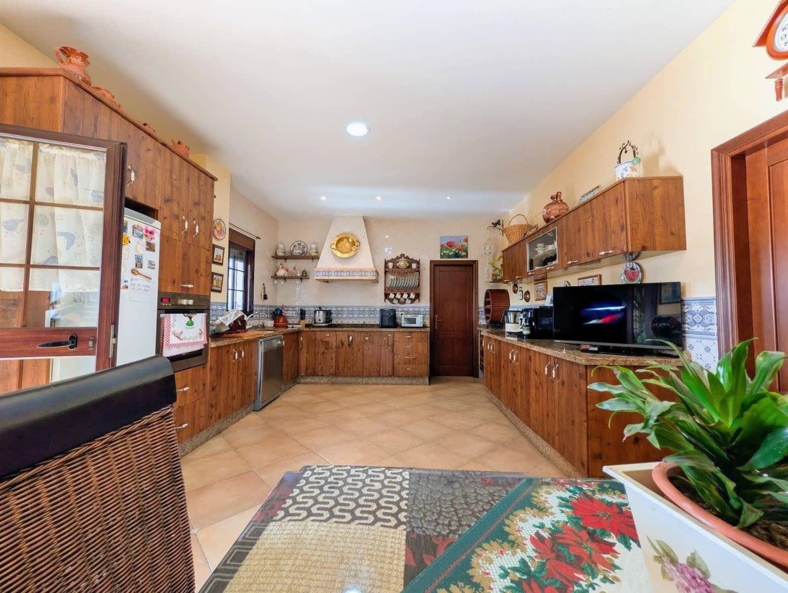 5 bedroom Villa for sale in Sanlucar la Mayor with pool garage - € 420,000 (Ref: 9897350)