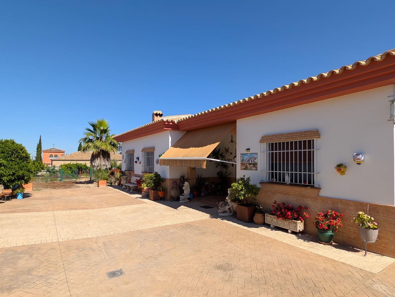 5 bedroom Villa for sale in Sanlucar la Mayor with pool garage - € 420,000 (Ref: 9897350)