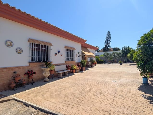 5 bedroom Villa for sale in Sanlúcar la Mayor with pool garage - € 420,000 (Ref: 9897350)