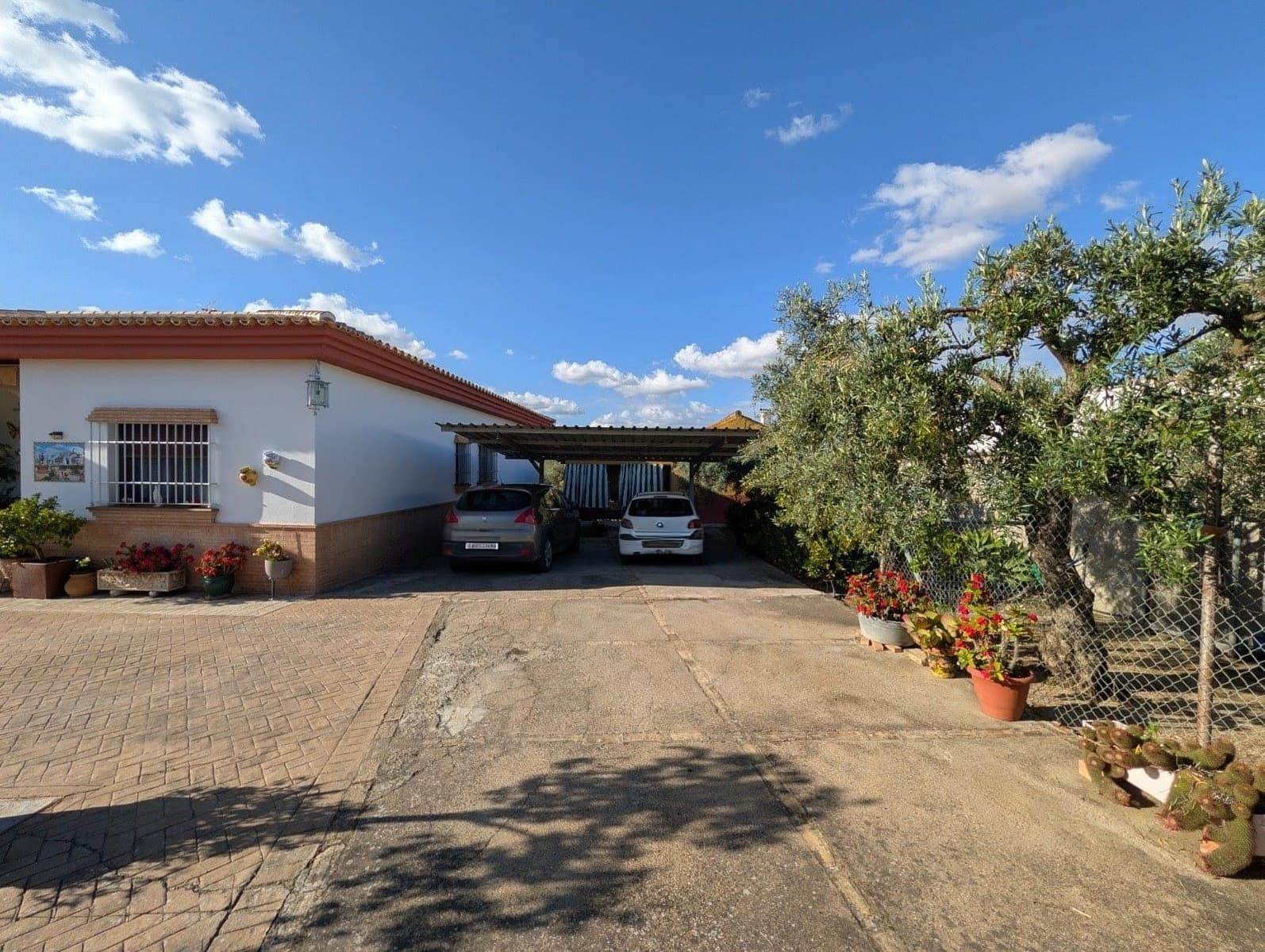 5 bedroom Villa for sale in Sanlucar la Mayor with pool garage - € 420,000 (Ref: 9897350)