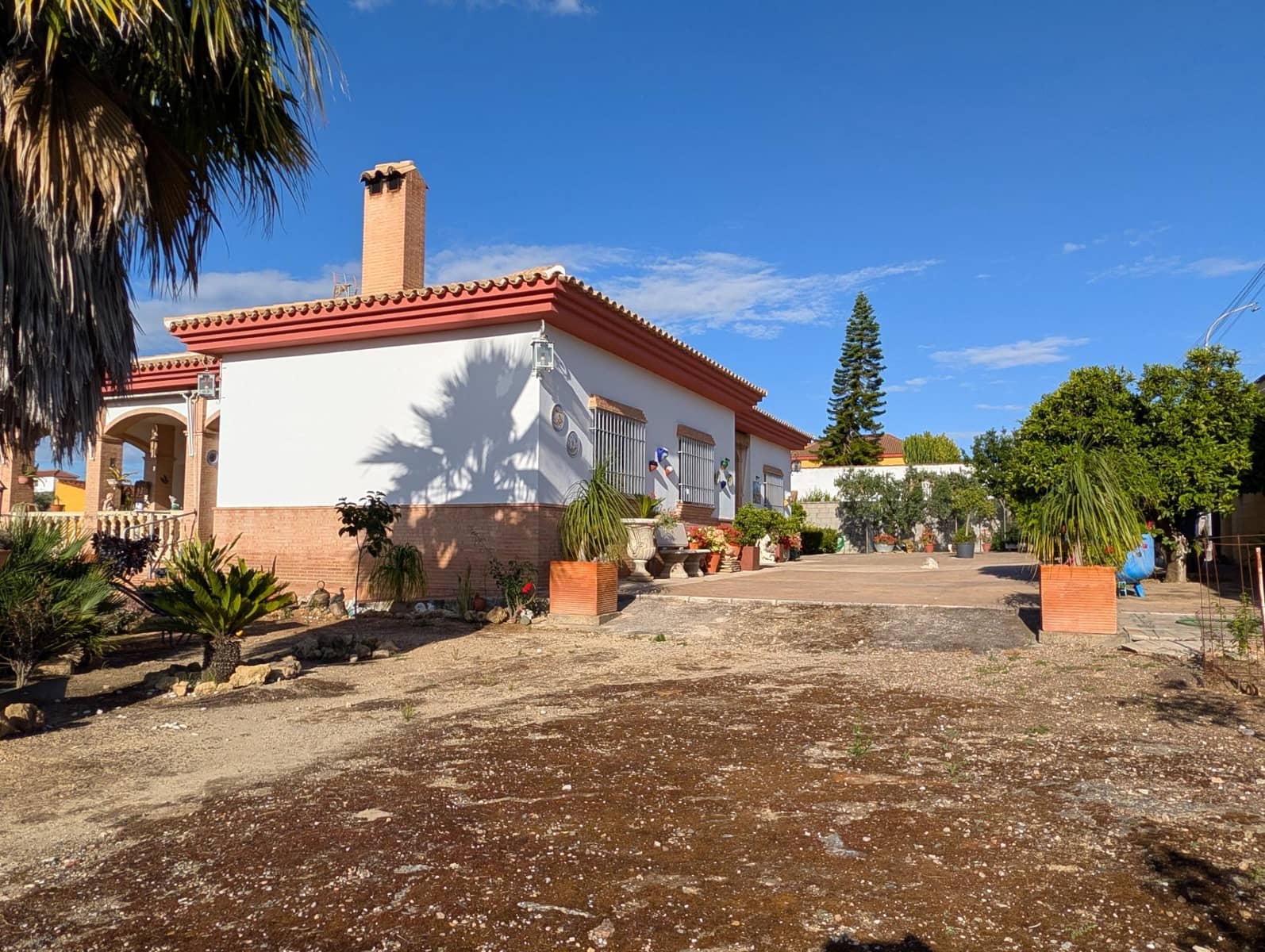 5 bedroom Villa for sale in Sanlucar la Mayor with pool garage - € 420,000 (Ref: 9897350)