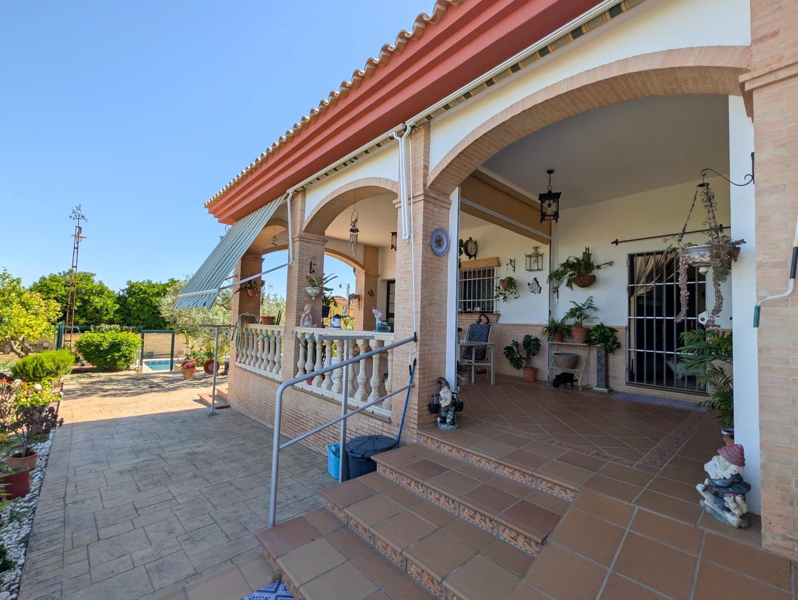 5 bedroom Villa for sale in Sanlucar la Mayor with pool garage - € 420,000 (Ref: 9897350)