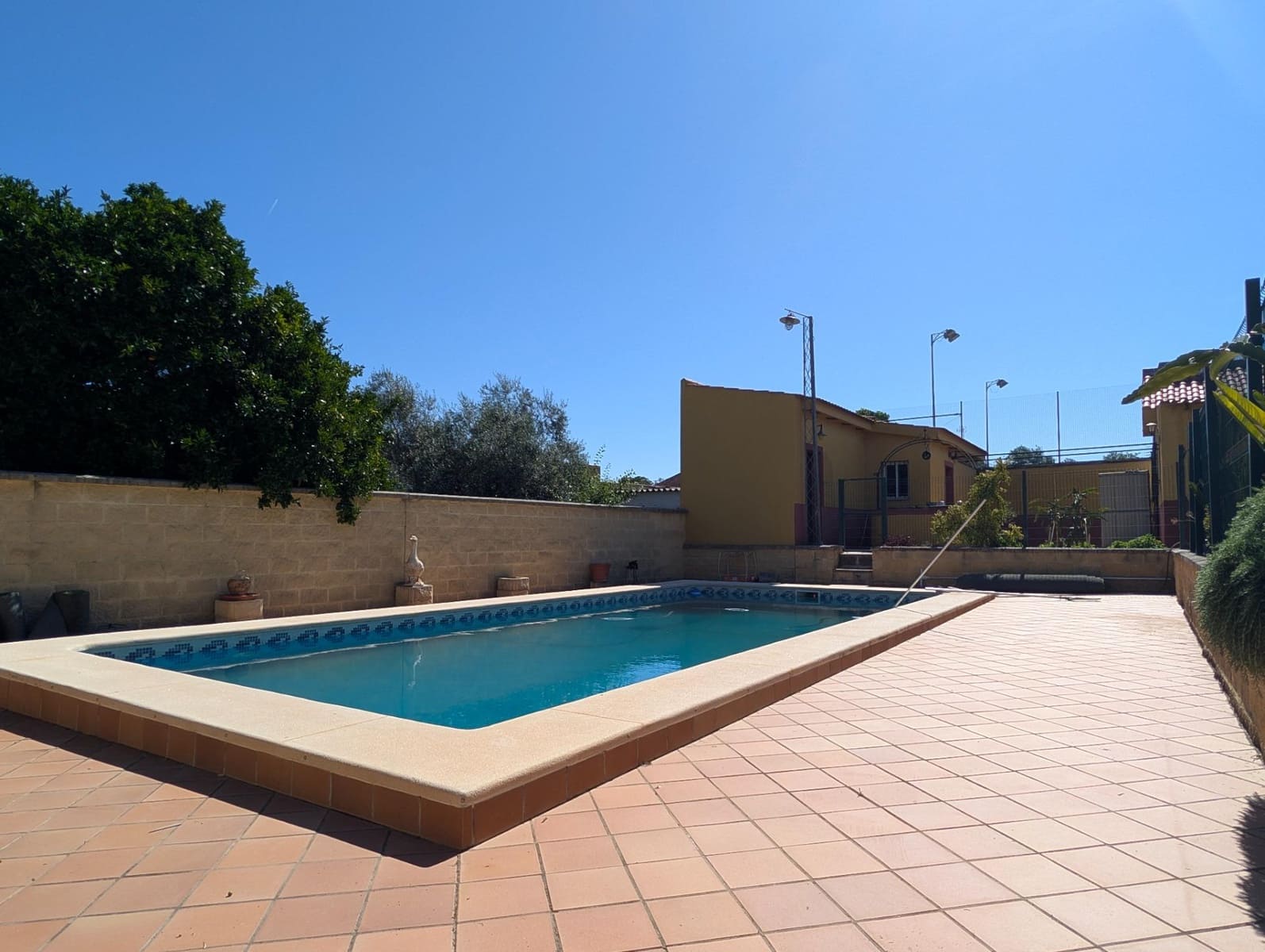 5 bedroom Villa for sale in Sanlucar la Mayor with pool garage - € 420,000 (Ref: 9897350)