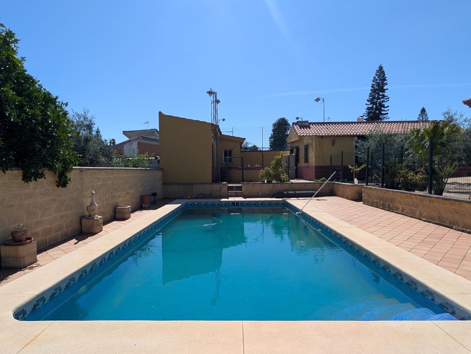 5 bedroom Villa for sale in Sanlucar la Mayor with pool garage - € 420,000 (Ref: 9897350)