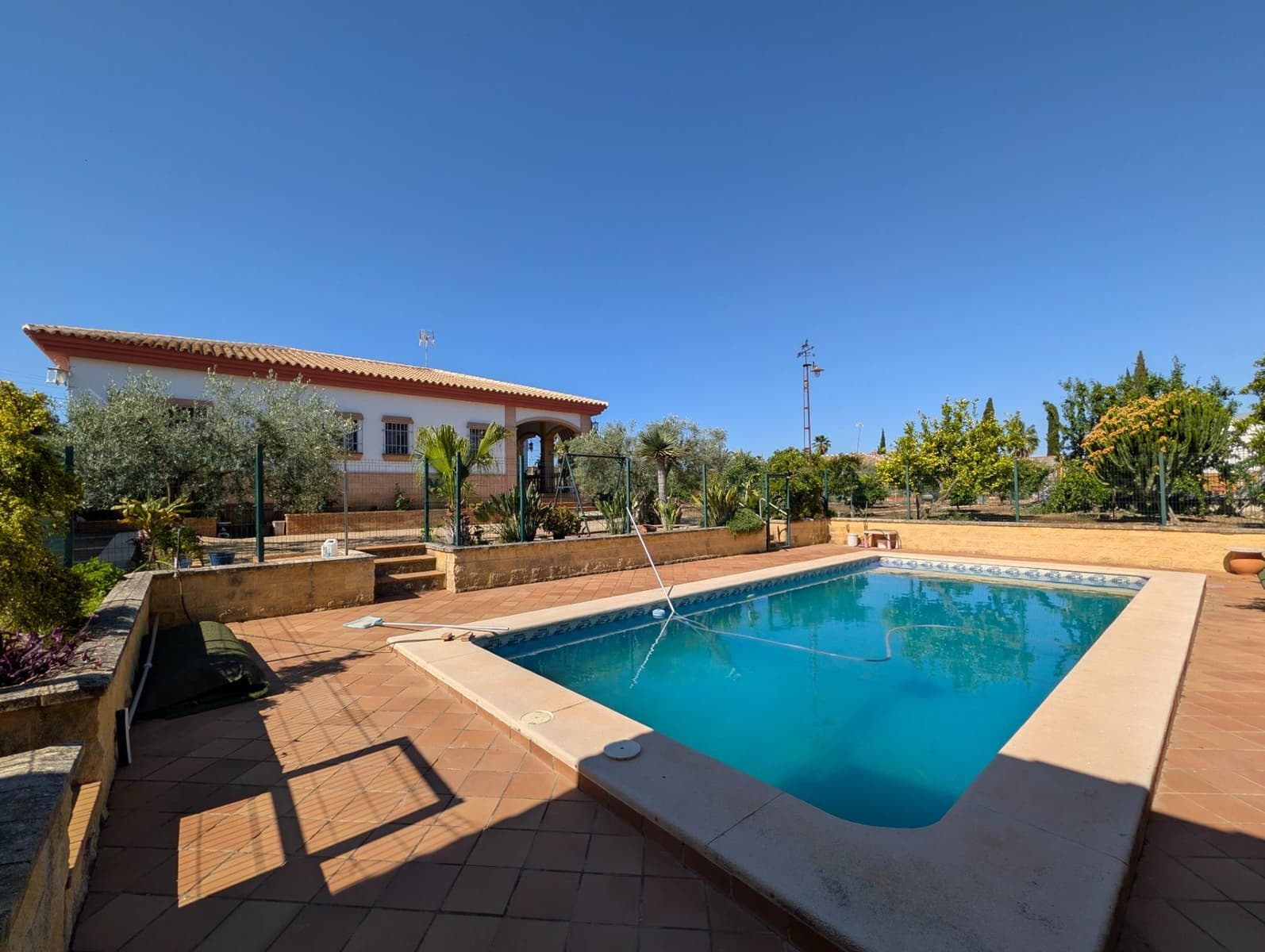 5 bedroom Villa for sale in Sanlucar la Mayor with pool garage - € 420,000 (Ref: 9897350)