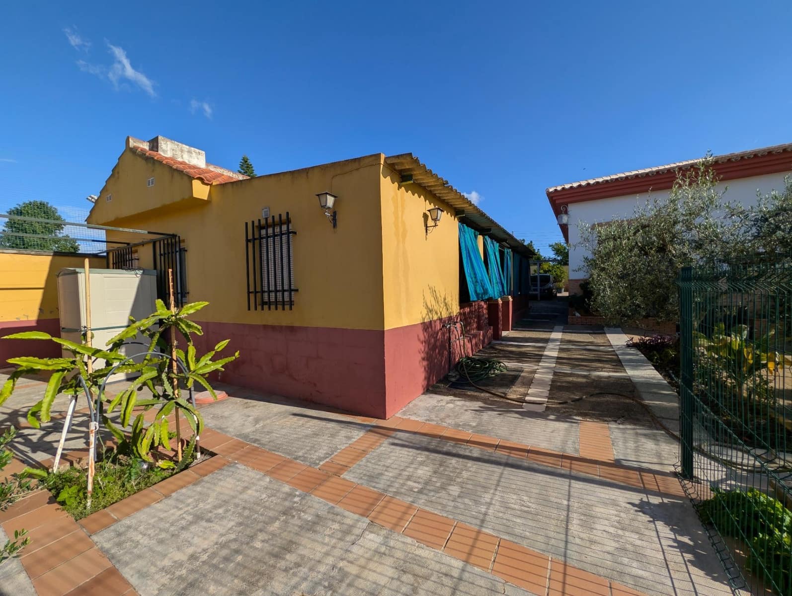 5 bedroom Villa for sale in Sanlucar la Mayor with pool garage - € 420,000 (Ref: 9897350)