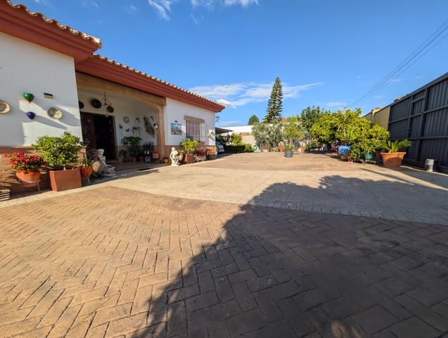 5 bedroom Villa for sale in Sanlúcar la Mayor with pool garage - € 420,000 (Ref: 9897350)