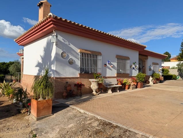 5 bedroom Villa for sale in Sanlúcar la Mayor with pool garage - € 420,000 (Ref: 9897350)
