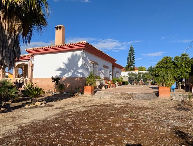 5 bedroom Villa for sale in Sanlúcar la Mayor with pool garage - € 420,000 (Ref: 9897350)