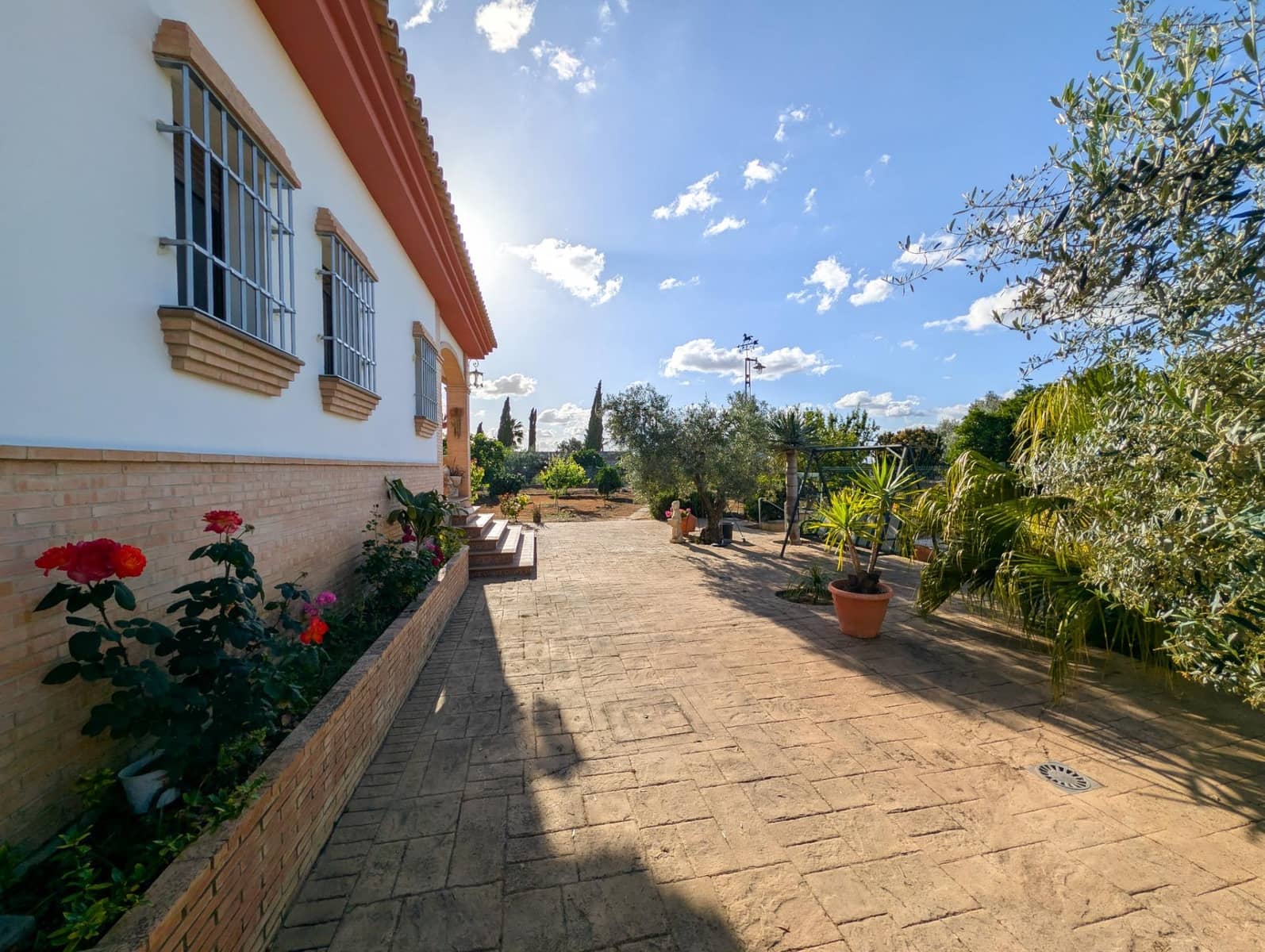 5 bedroom Villa for sale in Sanlucar la Mayor with pool garage - € 420,000 (Ref: 9897350)