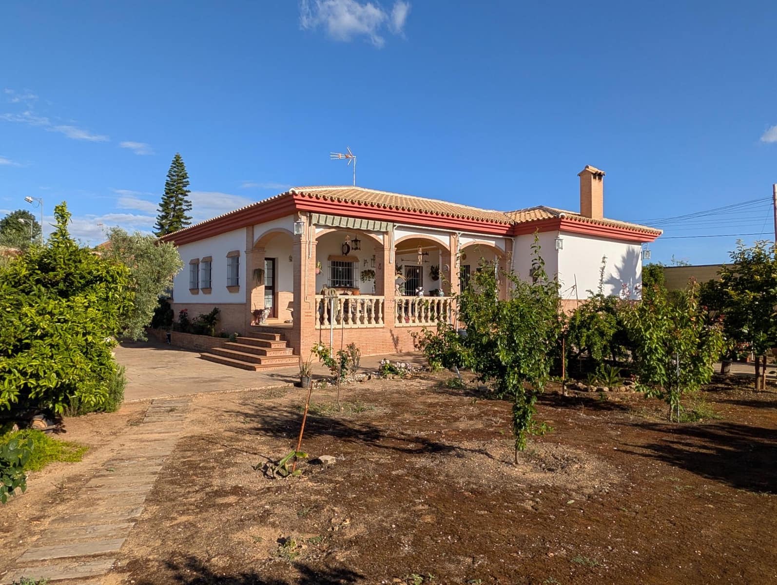 5 bedroom Villa for sale in Sanlucar la Mayor with pool garage - € 420,000 (Ref: 9897350)