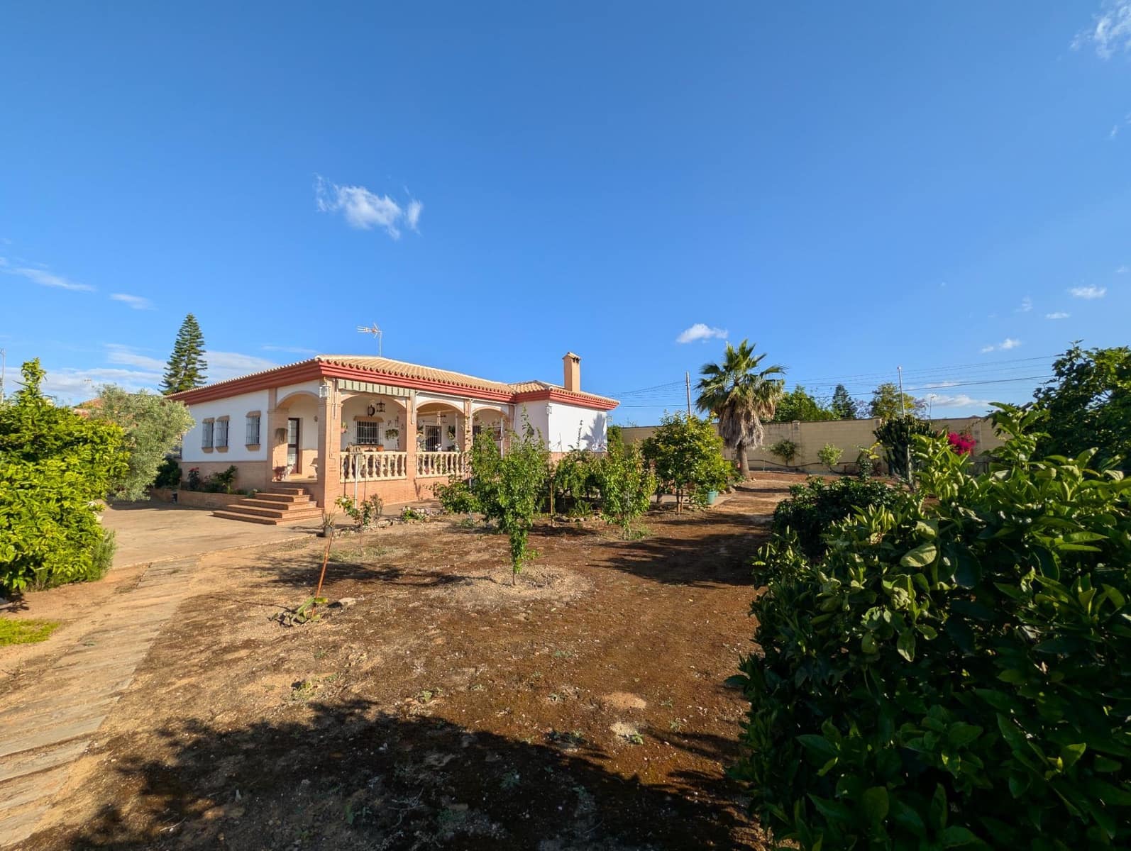 5 bedroom Villa for sale in Sanlucar la Mayor with pool garage - € 420,000 (Ref: 9897350)