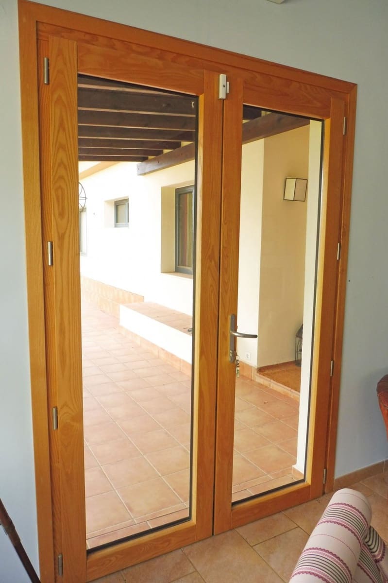 4 bedroom Villa for sale in Sanlucar la Mayor with garage - € 320,000 (Ref: 9897351)