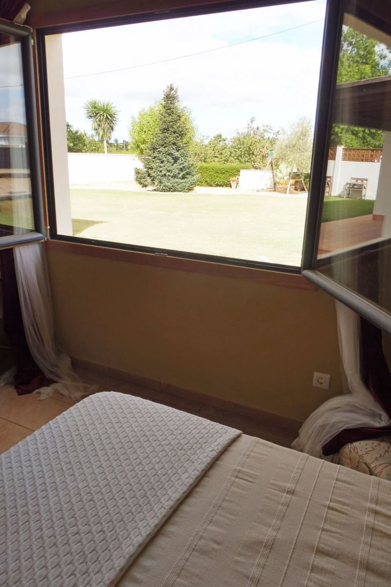 4 bedroom Villa for sale in Sanlucar la Mayor with garage - € 320,000 (Ref: 9897351)