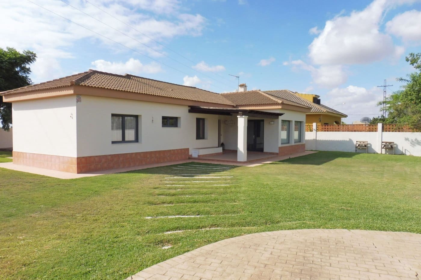 4 bedroom Villa for sale in Sanlucar la Mayor with garage - € 320,000 (Ref: 9897351)