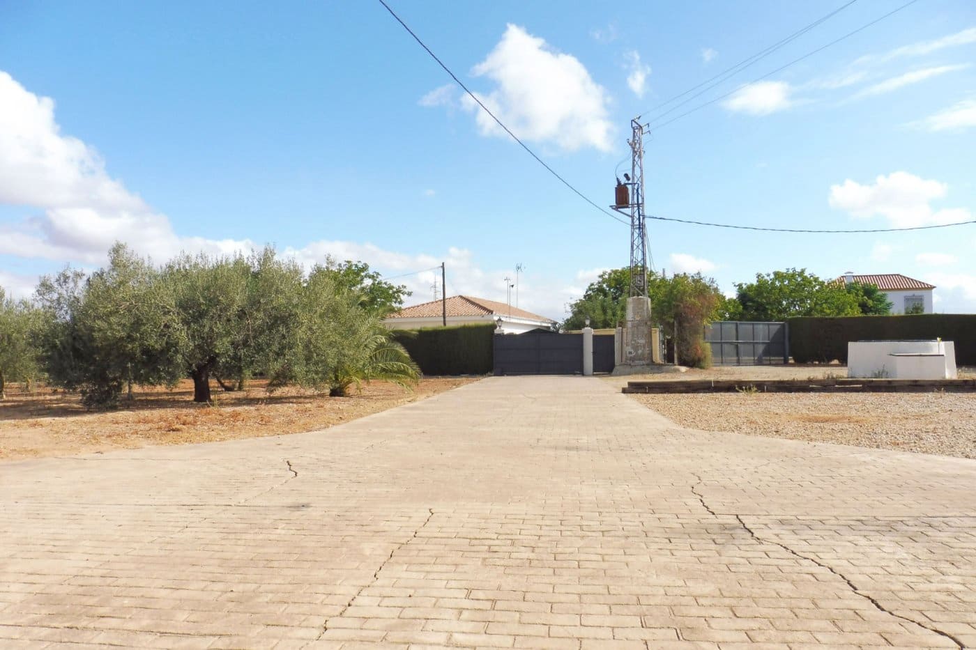 4 bedroom Villa for sale in Sanlucar la Mayor with garage - € 320,000 (Ref: 9897351)