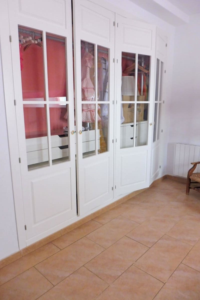 4 bedroom Villa for sale in Sanlucar la Mayor with garage - € 320,000 (Ref: 9897351)