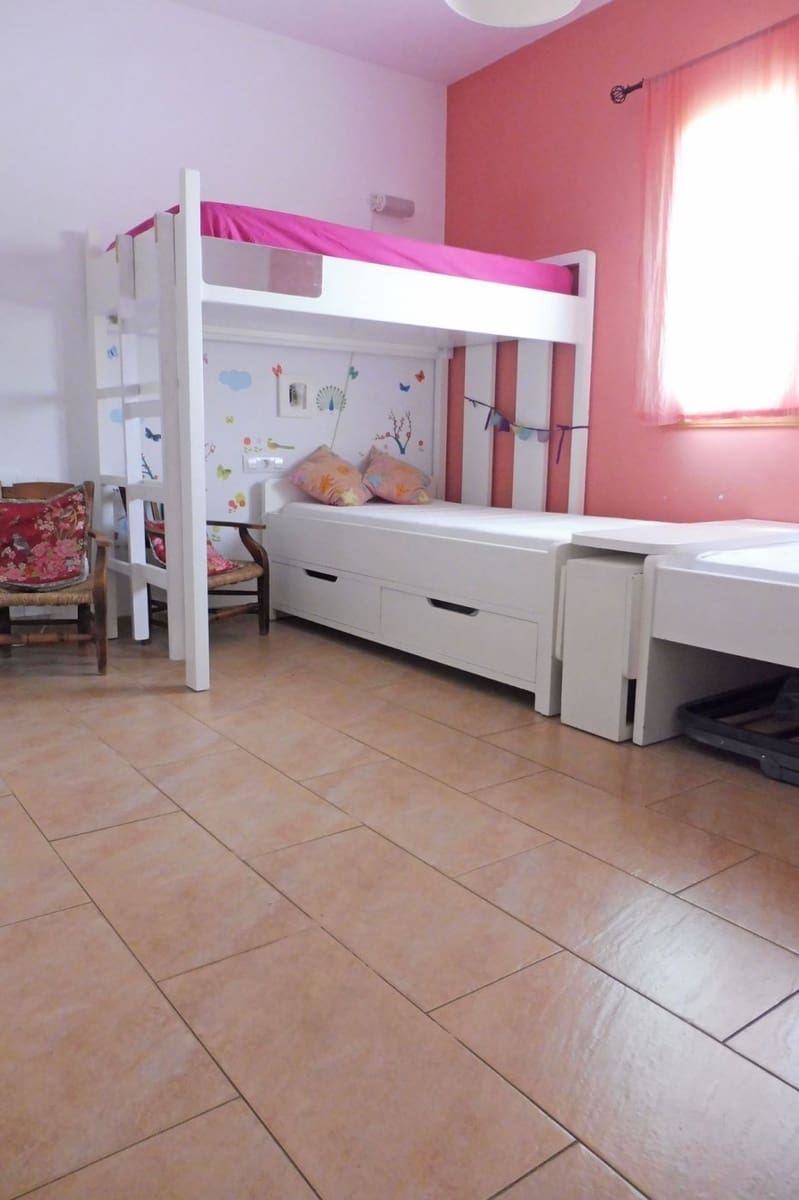 4 bedroom Villa for sale in Sanlucar la Mayor with garage - € 320,000 (Ref: 9897351)