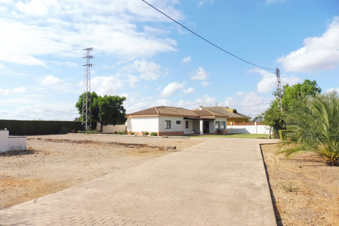 4 bedroom Villa for sale in Sanlucar la Mayor with garage - € 320,000 (Ref: 9897351)