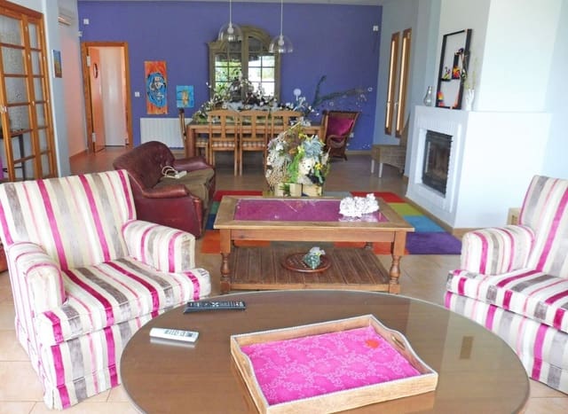 4 bedroom Villa for sale in Sanlúcar la Mayor with garage - € 320,000 (Ref: 9897351)