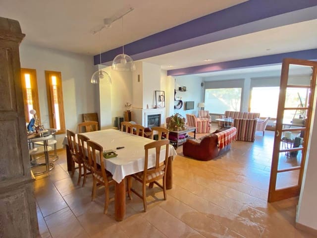 4 bedroom Villa for sale in Sanlúcar la Mayor with garage - € 320,000 (Ref: 9897351)
