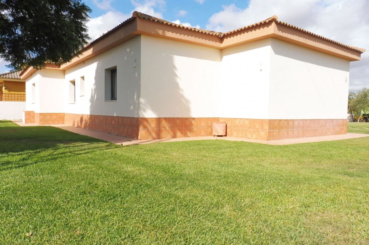 4 bedroom Villa for sale in Sanlucar la Mayor with garage - € 320,000 (Ref: 9897351)