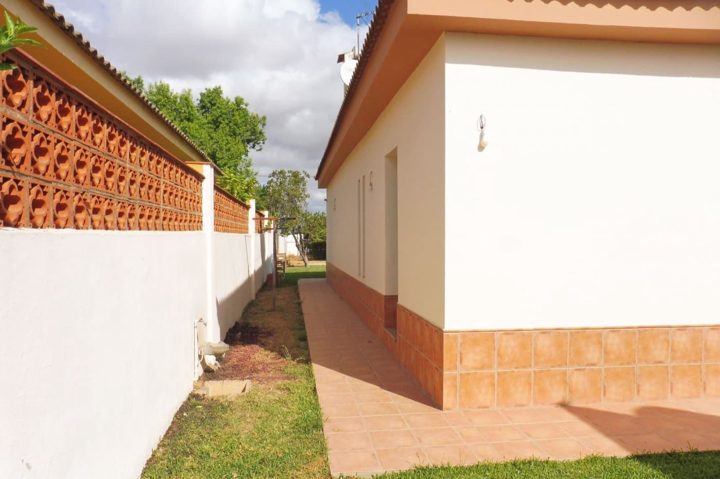 4 bedroom Villa for sale in Sanlucar la Mayor with garage - € 320,000 (Ref: 9897351)