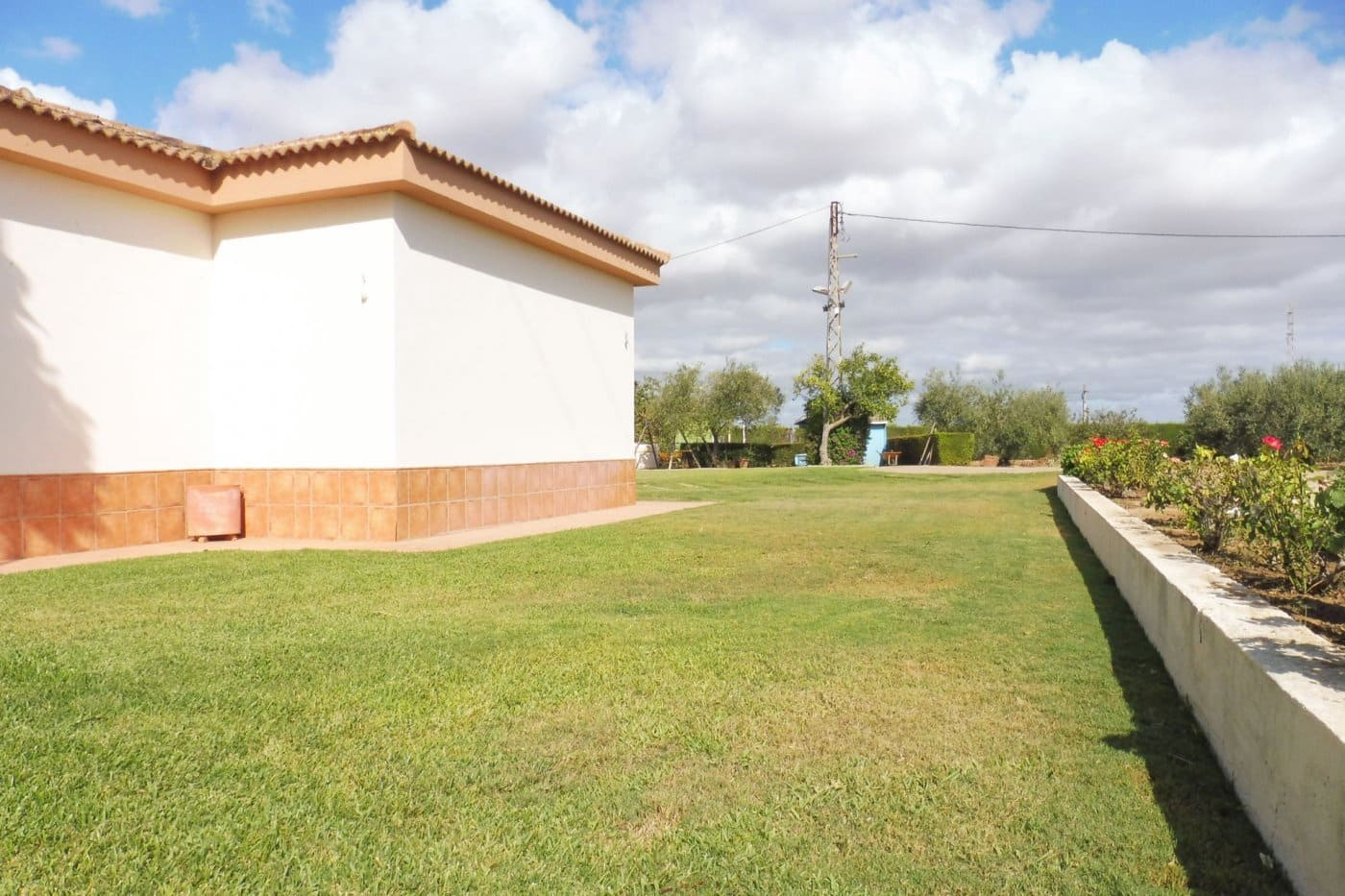 4 bedroom Villa for sale in Sanlucar la Mayor with garage - € 320,000 (Ref: 9897351)
