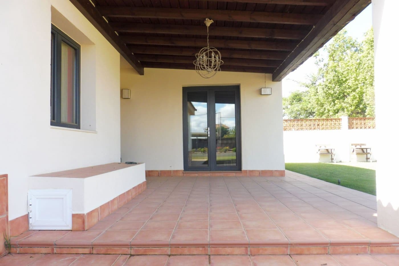 4 bedroom Villa for sale in Sanlucar la Mayor with garage - € 320,000 (Ref: 9897351)