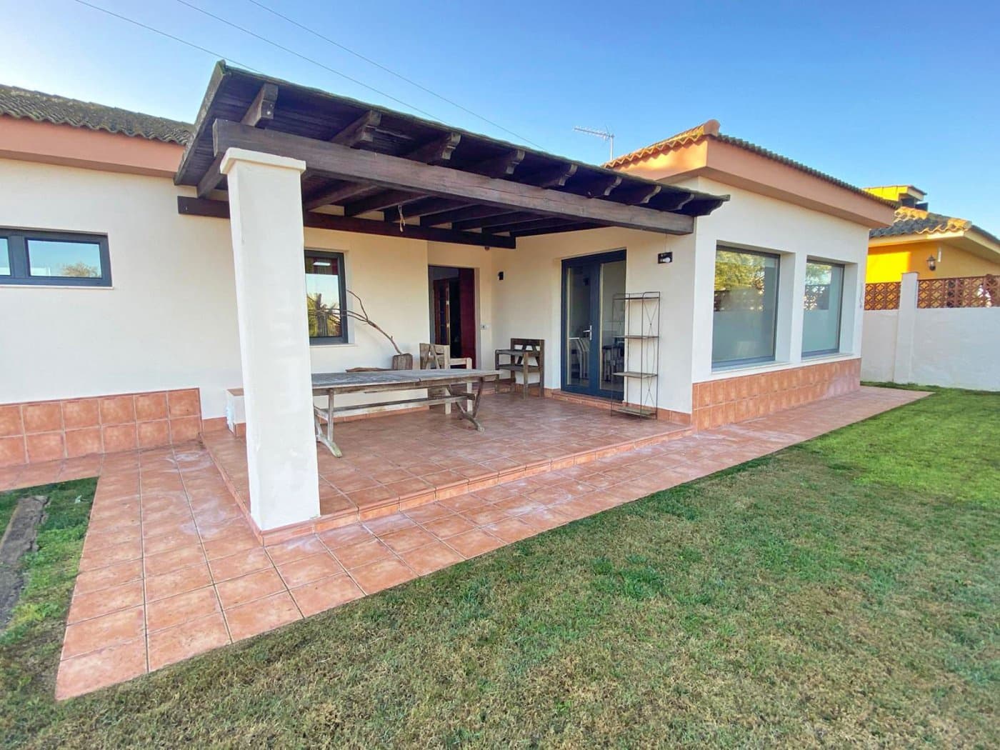 4 bedroom Villa for sale in Sanlucar la Mayor with garage - € 320,000 (Ref: 9897351)