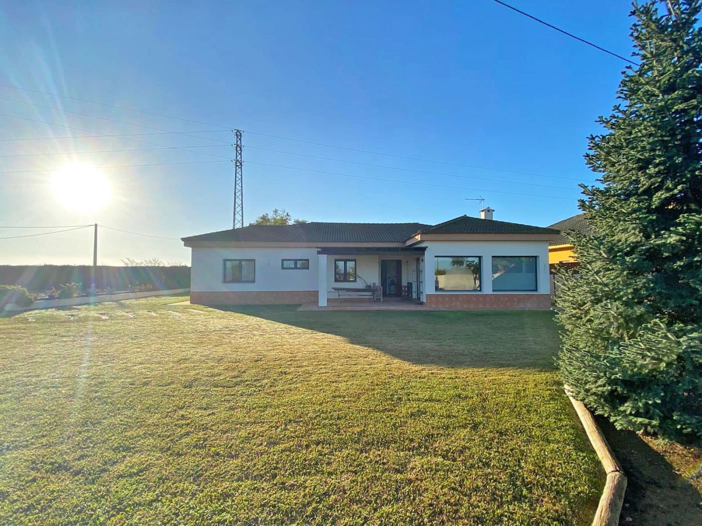 4 bedroom Villa for sale in Sanlucar la Mayor with garage - € 320,000 (Ref: 9897351)