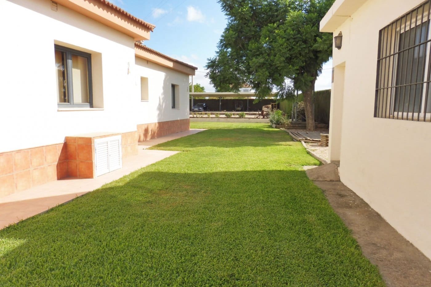 4 bedroom Villa for sale in Sanlucar la Mayor with garage - € 320,000 (Ref: 9897351)