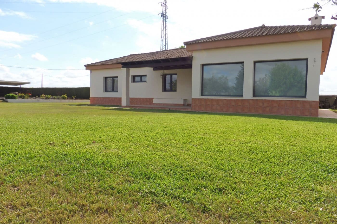 4 bedroom Villa for sale in Sanlucar la Mayor with garage - € 320,000 (Ref: 9897351)