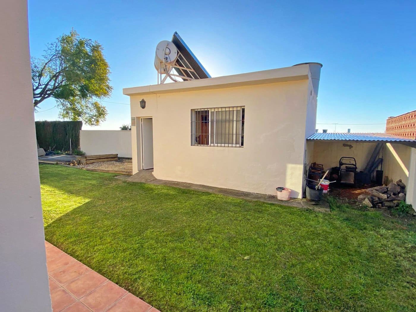 4 bedroom Villa for sale in Sanlucar la Mayor with garage - € 320,000 (Ref: 9897351)