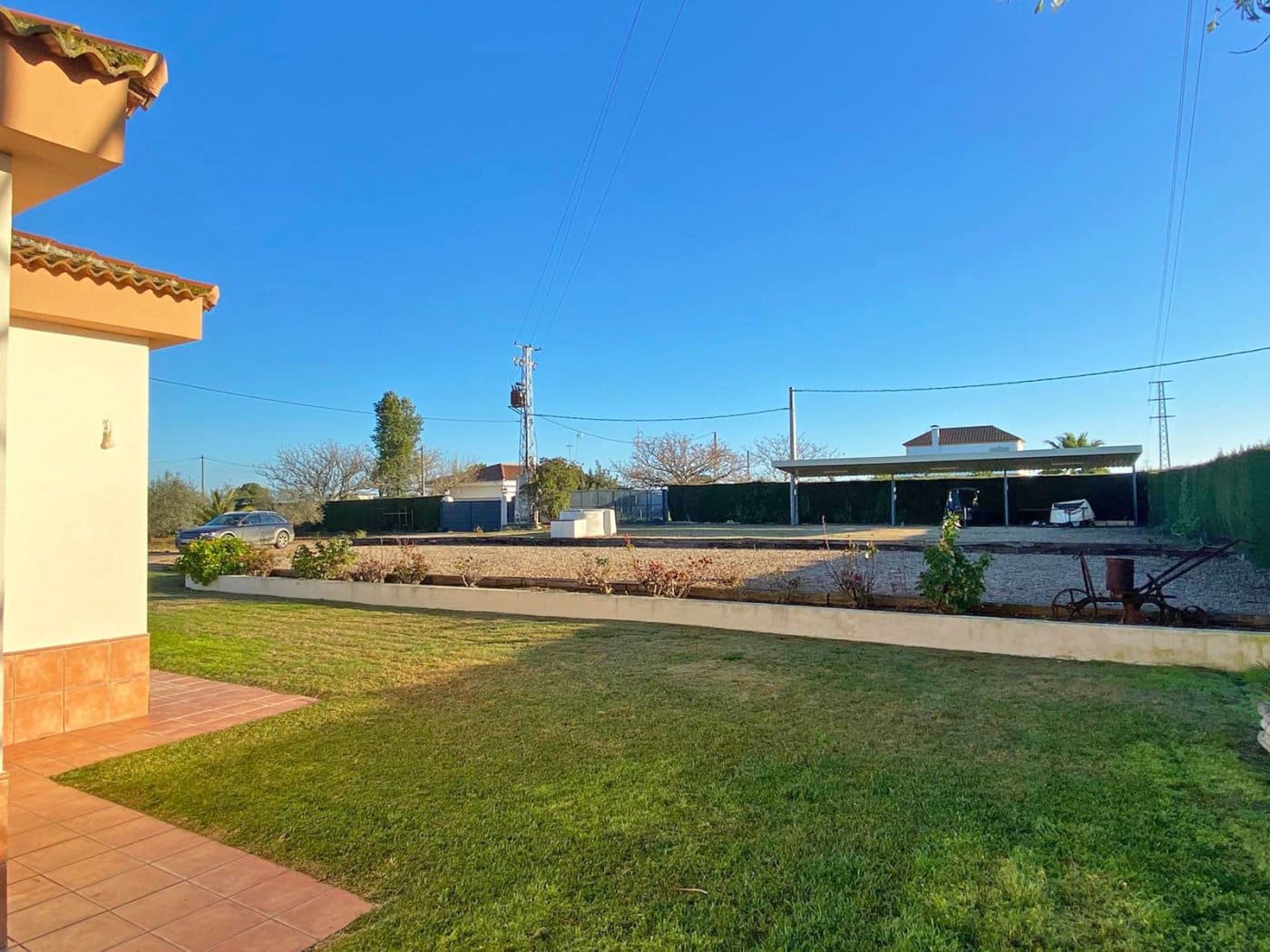 4 bedroom Villa for sale in Sanlucar la Mayor with garage - € 320,000 (Ref: 9897351)