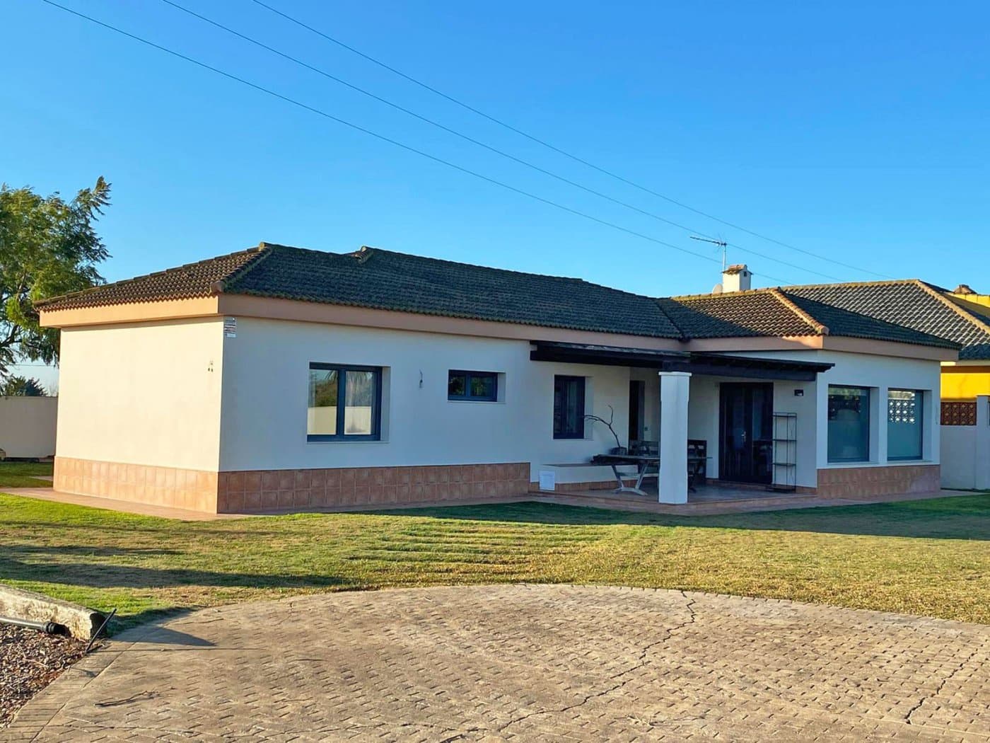 4 bedroom Villa for sale in Sanlucar la Mayor with garage - € 320,000 (Ref: 9897351)