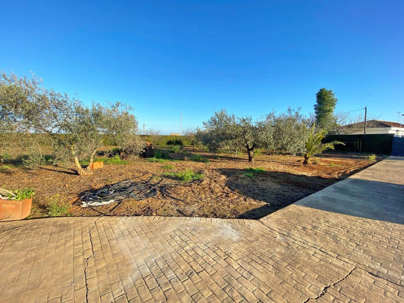 4 bedroom Villa for sale in Sanlucar la Mayor with garage - € 320,000 (Ref: 9897351)