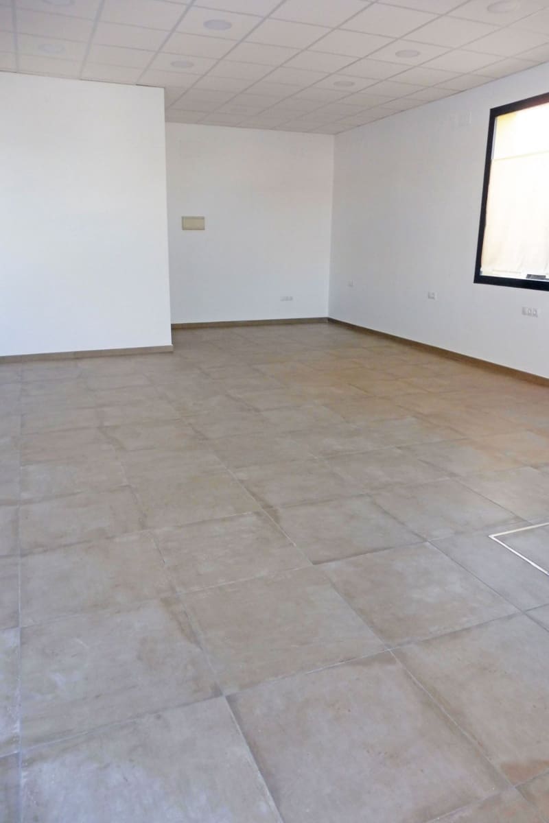 Commercial for rent in Sanlucar la Mayor - € 550 (Ref: 9897352)