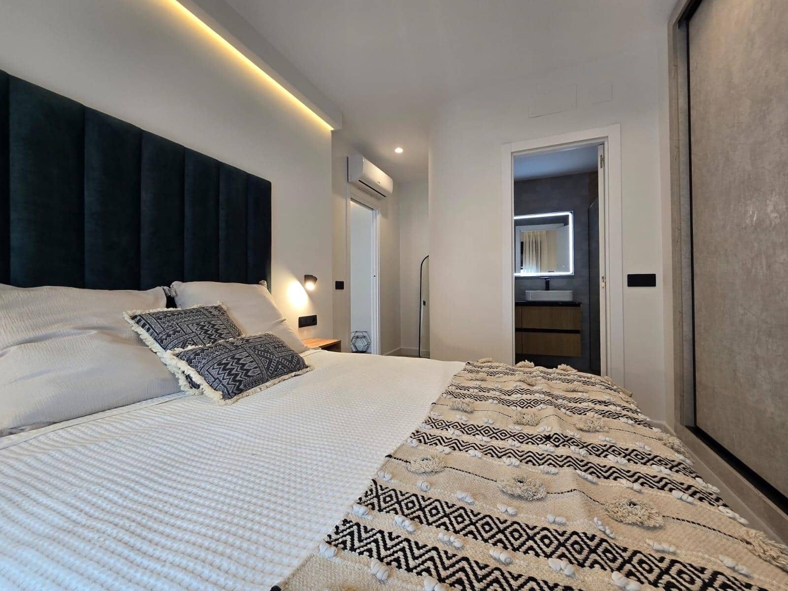 2 bedroom Apartment for rent in Sanlucar la Mayor - € 900 (Ref: 9897353)