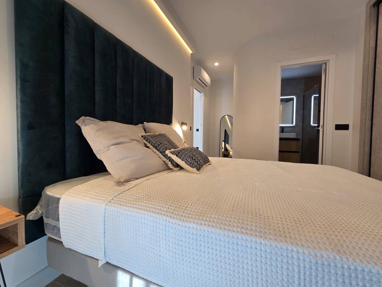 2 bedroom Apartment for rent in Sanlucar la Mayor - € 900 (Ref: 9897353)