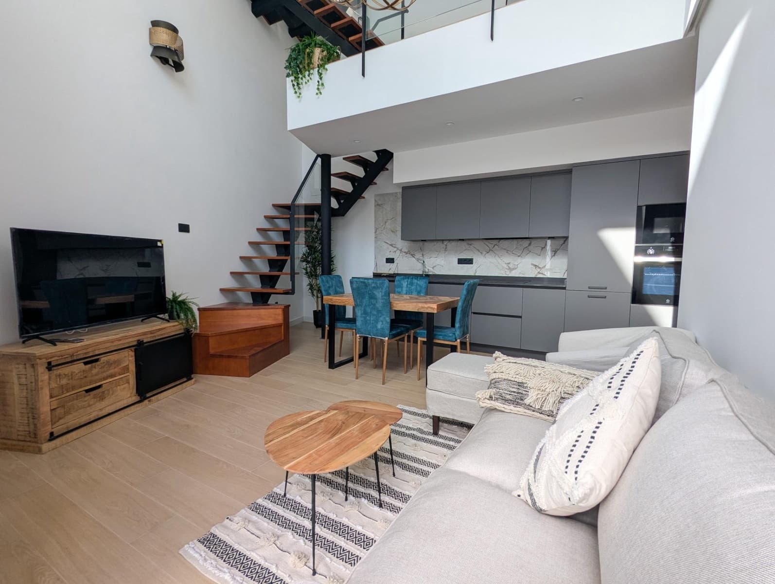 2 bedroom Apartment for rent in Sanlucar la Mayor - € 900 (Ref: 9897353)